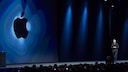 Apple Keynote 2022 Tim Cook auf Bühne mit Apple-Logo