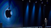 Apple Keynote 2022 Tim Cook auf Bühne mit Apple-Logo
