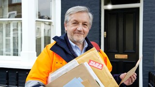 Briefträger vor der Haustür