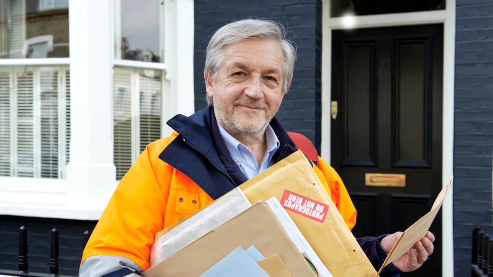 Briefträger vor der Haustür