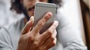 Mann hält Smartphone in der Hand