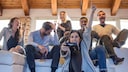 Gruppe von Freunden spielt mit Konsole