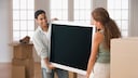 Mann und Frau tragen großen Fernseher – Angebot Lidl