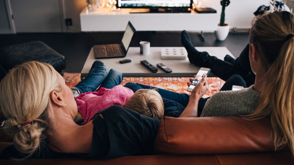 Fernseher 42 Zoll OLED zwei Frauen ein Mädchen schauen fern