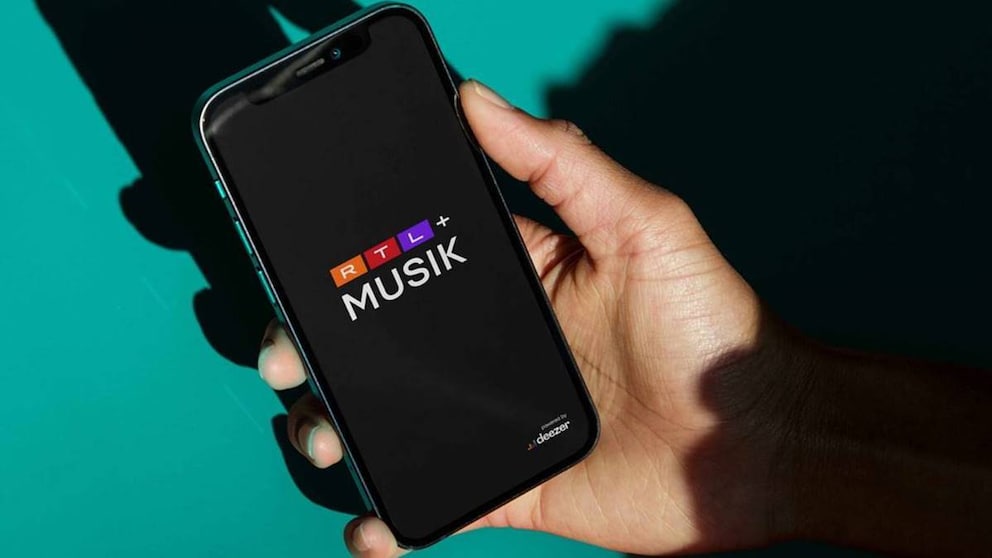 RTL+ Musik Logo auf Smartphone in Hand
