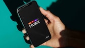 RTL+ Musik Logo auf Smartphone in Hand