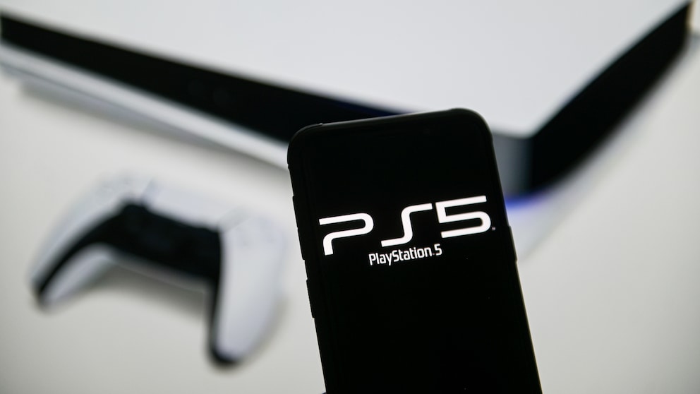 PS5 Strom sparen neue Version mit Controller weiß und Smartphone mit PS5-Schriftzug