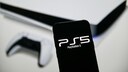 PS5 Strom sparen neue Version mit Controller weiß und Smartphone mit PS5-Schriftzug
