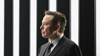 Elon Musk vor schwarz-weißem Hintergrund
