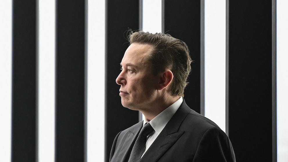 Elon Musk vor schwarz-weißem Hintergrund