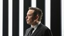 Elon Musk vor schwarz-weißem Hintergrund