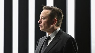 Elon Musk vor schwarz-weißem Hintergrund