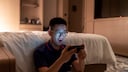 Junger Mann mit Smartphone: Netflix Ubisoft Mobile Games