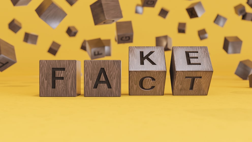 Fake or Fact, Konzept mit hölzernen Würfeln, um die Problematik von Fake News zu verdeutlichen.