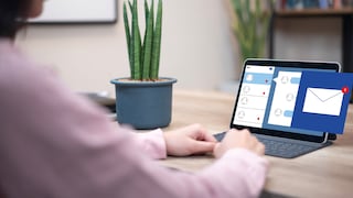 E-Mails Tipps Frau am Computer Nachrichtensymbol