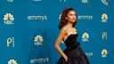 Zendaya bei den Emmys 2022 in schwarzem Valentino-Kleid