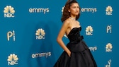 Zendaya bei den Emmys 2022 in schwarzem Valentino-Kleid