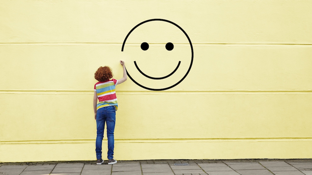 Mädchen malt Smiley an die Wand Geschichte
