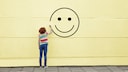 Mädchen malt Smiley an die Wand Geschichte