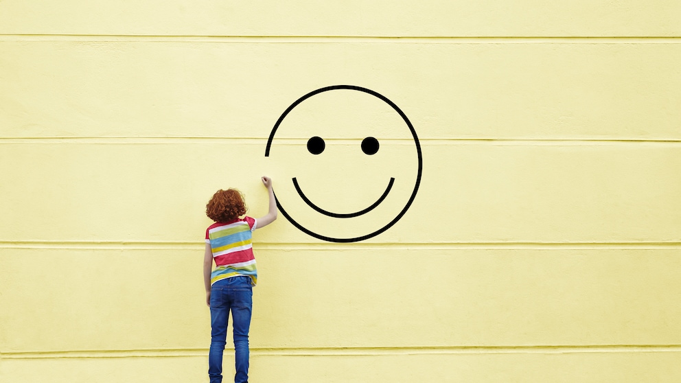 Mädchen malt Smiley an die Wand Geschichte