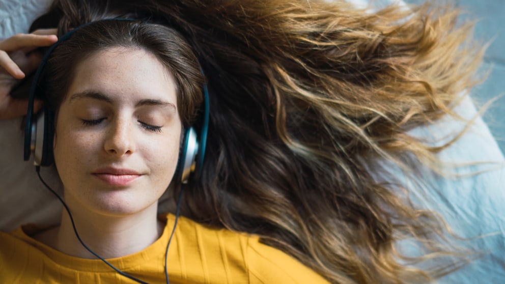 Frau hört Musik Streaming Stiftung Warentest