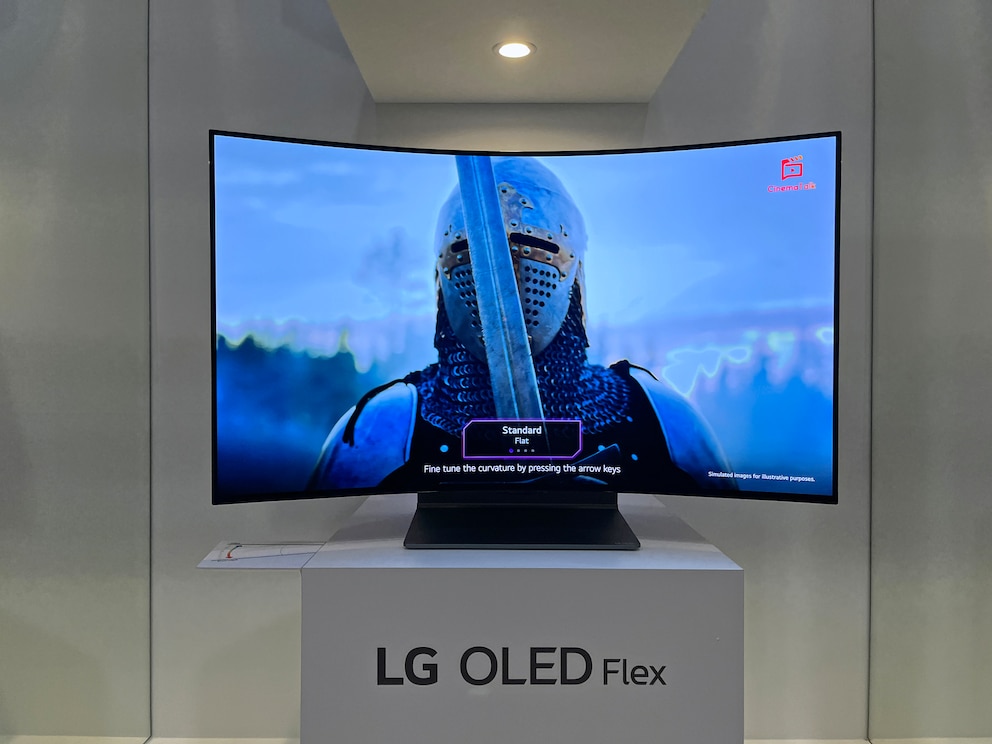 Der LG OLED Flex lässt sich biegen und wird so zum Curved TV.