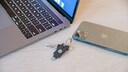 Yubikey am Schlüsselbund liegt zwischen Smartphone und Laptop , soll Passwörter ersetzen
