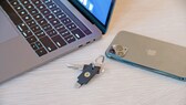 Yubikey am Schlüsselbund liegt zwischen Smartphone und Laptop , soll Passwörter ersetzen