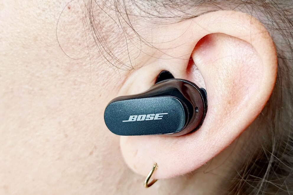 Die Earbuds in einem Ohr