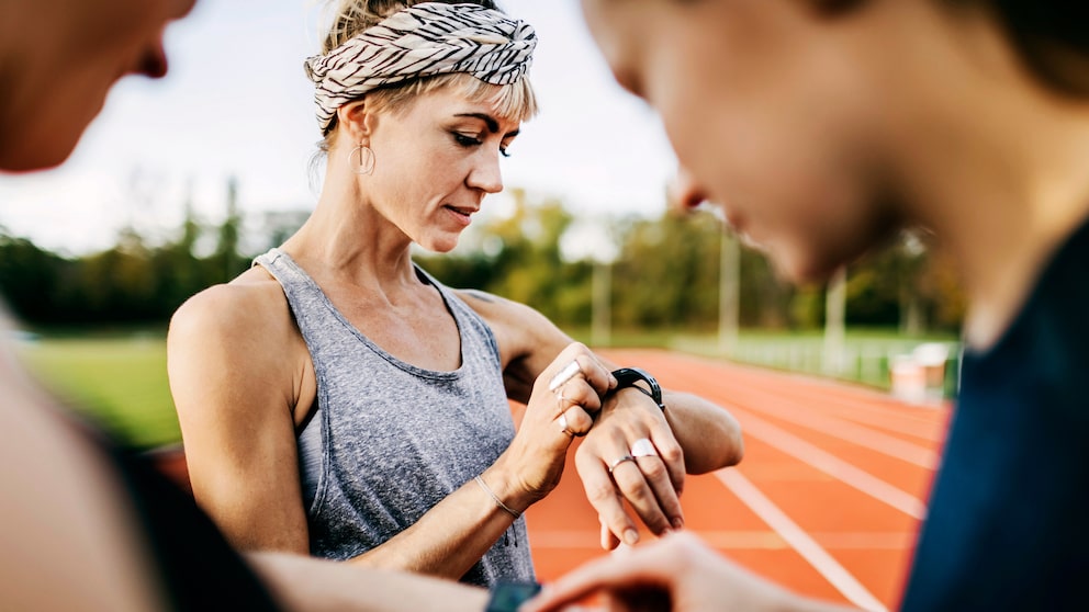 Frau mit Fitbit-Fitness-Tracker benötigt bald Google