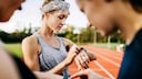 Frau mit Fitbit-Fitness-Tracker benötigt bald Google