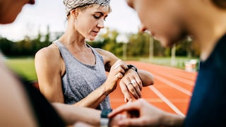 Frau mit Fitbit-Fitness-Tracker benötigt bald Google