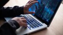 Hacker vor dem Laptop