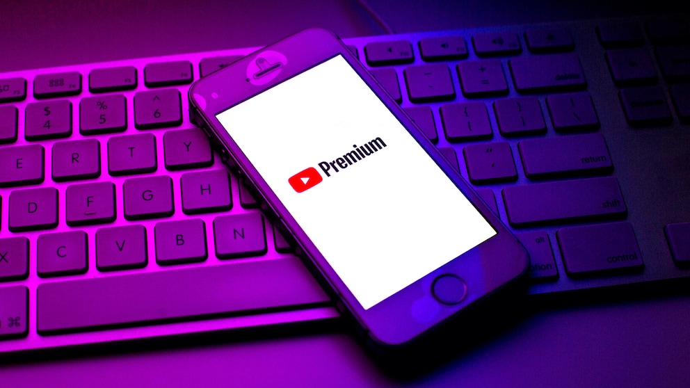 YouTube Premium Logo auf Smartphone, das auf einer Tastatur liegt