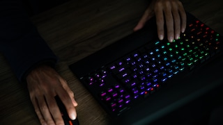 Gaming Tastatur mit Maus in Benutzung