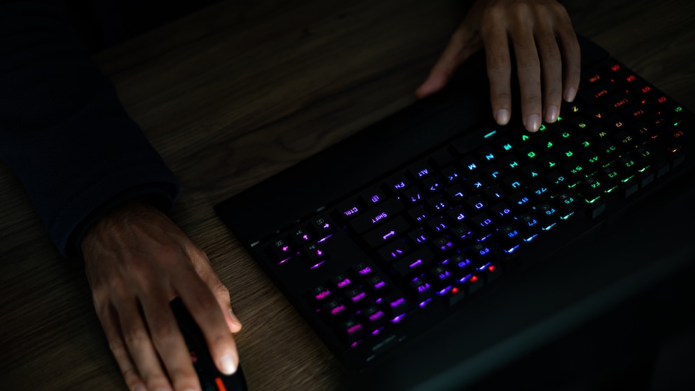 Gaming Tastatur mit Maus in Benutzung