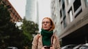 VPN Frau mit Handy auf der Straße
