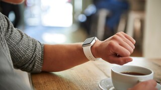 Frau trägt Apple Watch