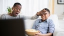 Index Filme: Vater hält Sohn vor Fernseher die Augen zu
