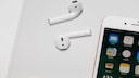 Apple Airpods neben dem iPhone