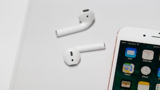 Apple Airpods neben dem iPhone