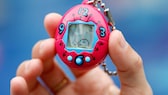 Das digitale Haustier „Tamagotchi“ eroberte viele Kinderzimmer.