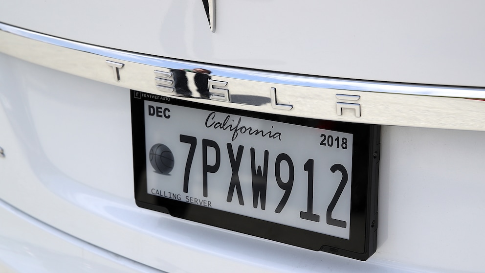 Ein digitales Kennzeichen an der Rückseite eines Teslas