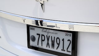 Ein digitales Kennzeichen an der Rückseite eines Teslas