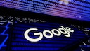 Google-Logo auf einem Smartphone Bildschirm, indem sich binäre Kodes von 1 und 0 von einem Laptop spiegeln. Die Google Suche kann verfeinert werden mit einigen Tipps & Tricks.