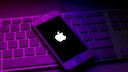 iPhone mit Apple-Logo auf Tatstatur. Apple steht in der Kritik App-Tracking in eigenen Apps mit fehlender Berechtigung zu betreiben.