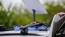Starlink Satellitenschüssel auf einem Auto, um Satelliteninternet zu empfangen.
