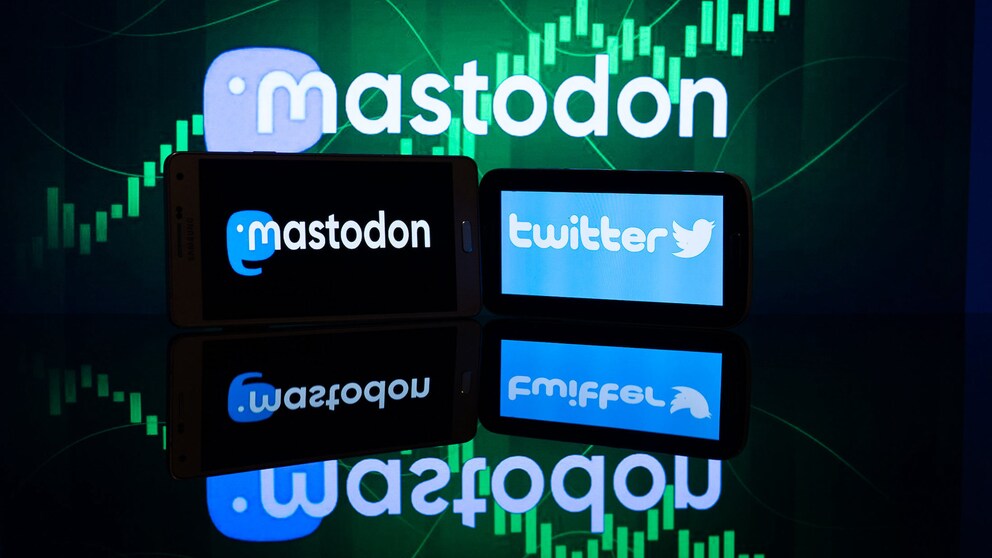 Mastadon und Twitter Logos auf zwei Smartphones. Mastadon wird als Twitter-Alternative von der Netzgemeinde gefeiert.