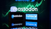 Mastadon und Twitter Logos auf zwei Smartphones. Mastadon wird als Twitter-Alternative von der Netzgemeinde gefeiert.