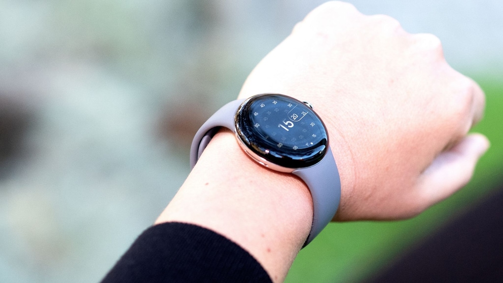 Pixel Watch am Handgelenk